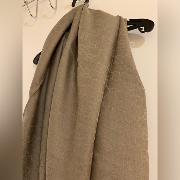 ❤️SOLD❤️Authentic Gucci Scarf / Shawl❤️ Available until Nov 15th - Picture 2 of 10